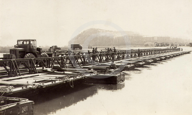 1965-oder-66-baily-pontoon-bridge